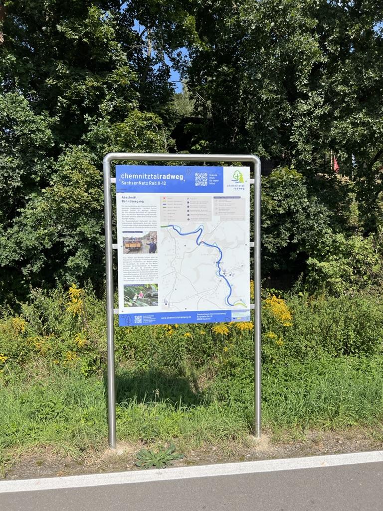 Das Foto zeigt eine der neuen Informationstafeln am Chemnitztalradweg.