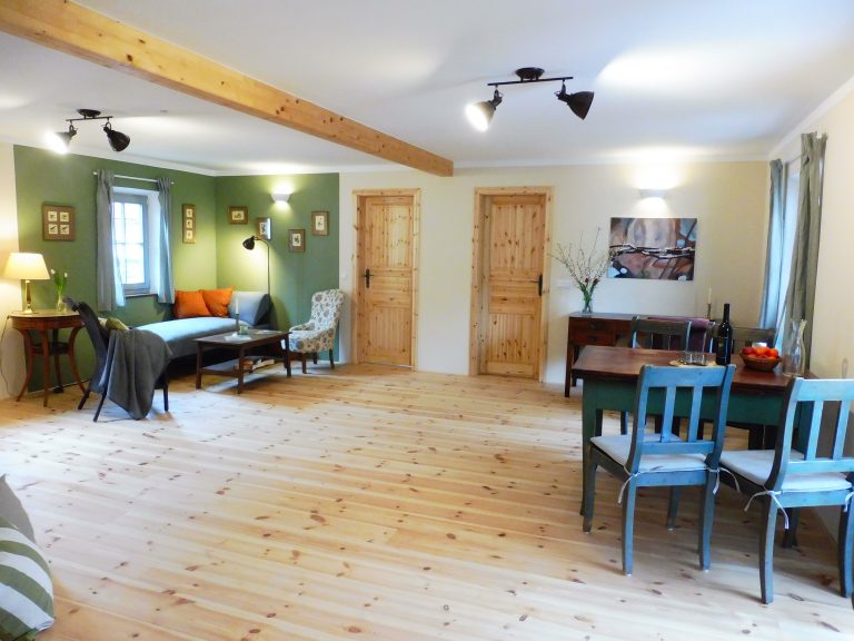 Zu sehen ist das Wohnzimmer einer Ferienwohnung.