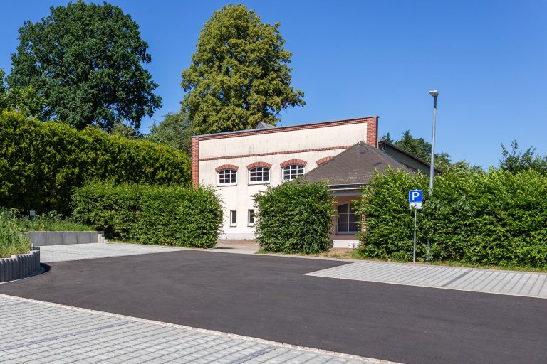 Zu sehen ist ein neu angelegter Parkplatz vor der Turnhalle in Claußnitz, Ortsteil Markersdorf.