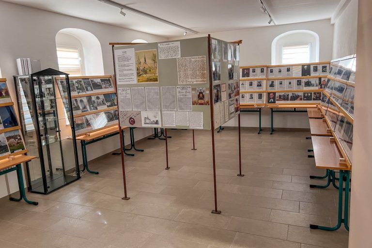 Zu sehen ist das Heimatmuseum Claußnitz mit seiner Ausstellungsfläche.