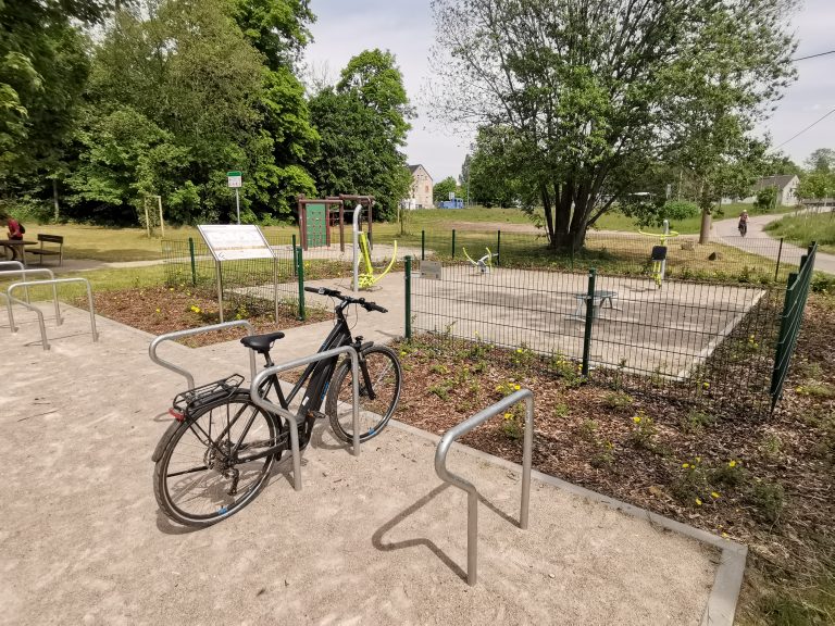 Zu sehen ist der neu geschaffene Rastplatz in Claußnitz mit Abstellmöglichkeiten für Fahrräder und verschiedenen Spielgeräten.