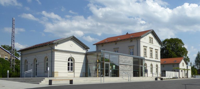 Zu sehen ist das Bahnhofsensemble in Erlau, das sorgfältig saniert wurde.