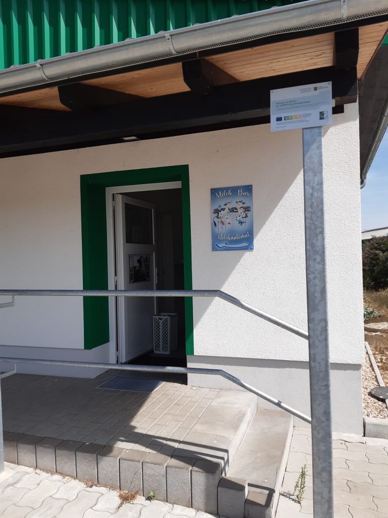 Zu sehen ist der Eingangsbereich des Kuh-Info-Treffs, der ein Aus- und Weiterbildungsraum ist.