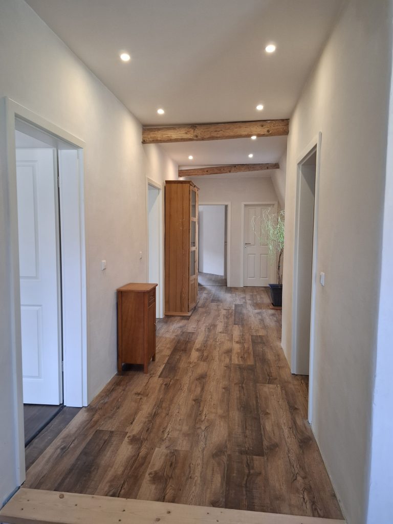 Zu sehen ist der Flur einer neu renovierten Wohnung.