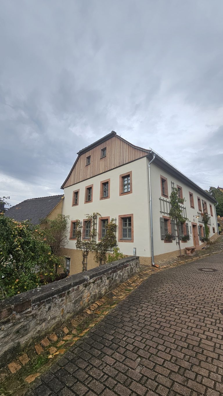 Das Foto zeigt ein Gebäude in Gnandstein, das als Gesundheitspraxis genutzt wird.