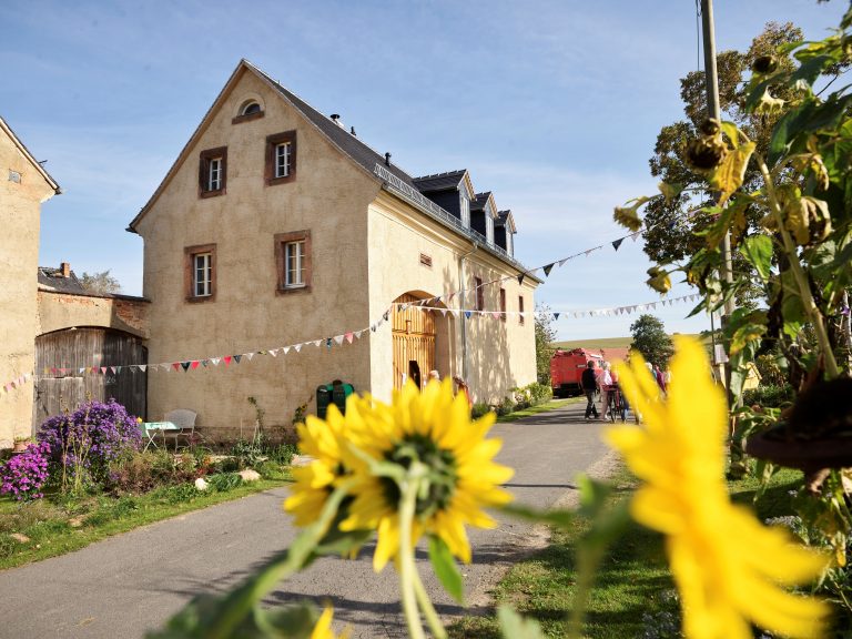 Zu sehen ist das ehemalige Torhaus eines Gebäudeensembles, das neu saniert wurde.