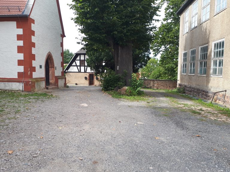 Zu sehen ist der Außenbereich der Kirche.