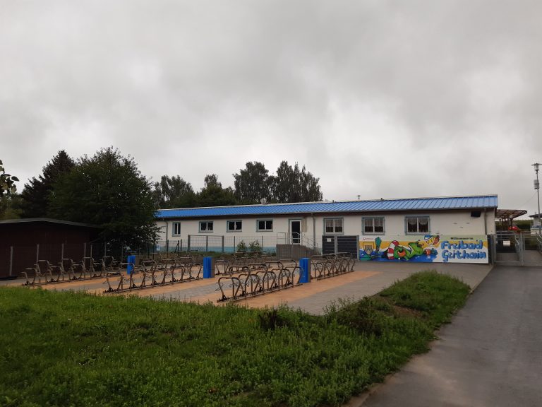 Zu sehen ist der Fahrradparkplatz am Freibad in Geithain mit sehr vielen neu geschaffenen Stellplätzen für Fahrräder.