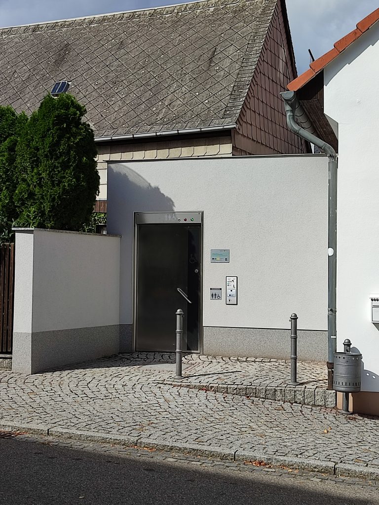 Außenansicht der WC-Anlage am Katharinenplatz in Geithain