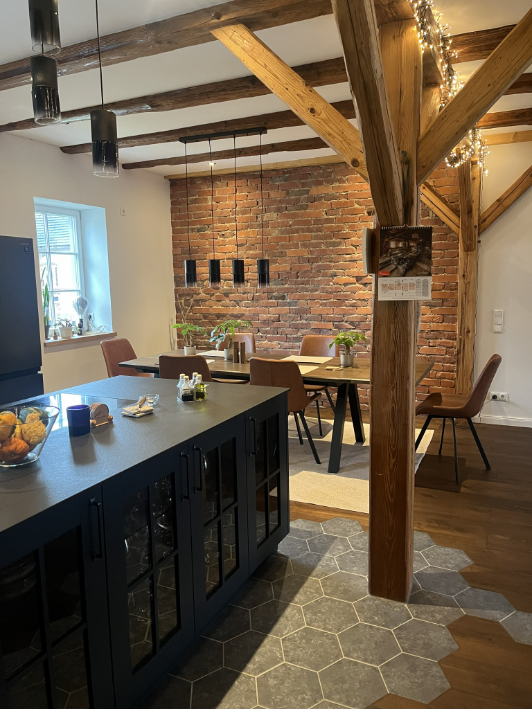 Das Foto zeigt ein privates Wohnzimmer.