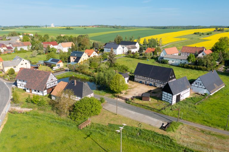 Zu sehen ist eine Luftaufnahme des Museumskomplexes mit seinen historischen Gebäuden.