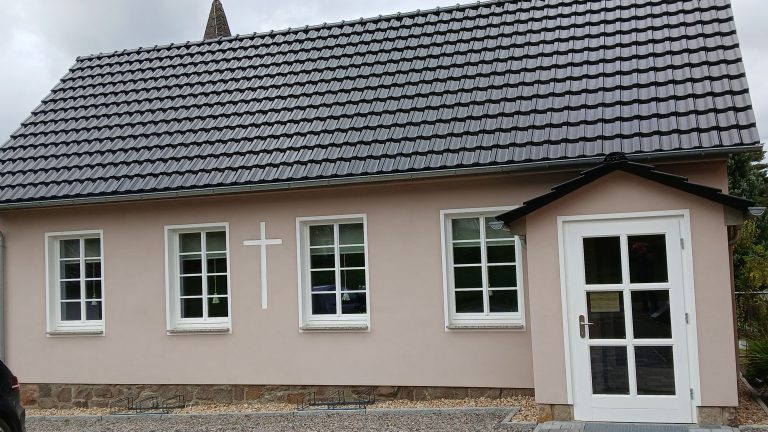 Zu sehen ist das frisch sanierte Kirchgemeindehaus in Stein.