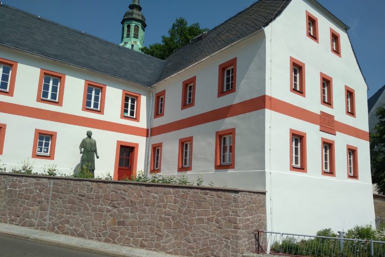 Das Foto zeigt das Museum Alte Dorfschule von außen.