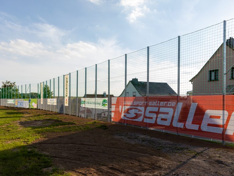 Zu sehen ist Ballnetzanlage.