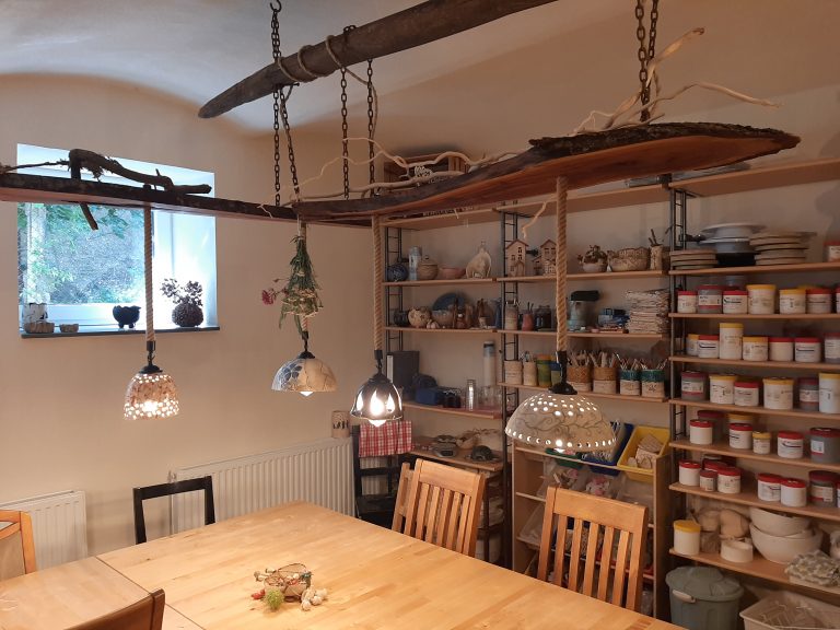 Zu sehen ist eine neu gestaltete Keramikwerkstatt.