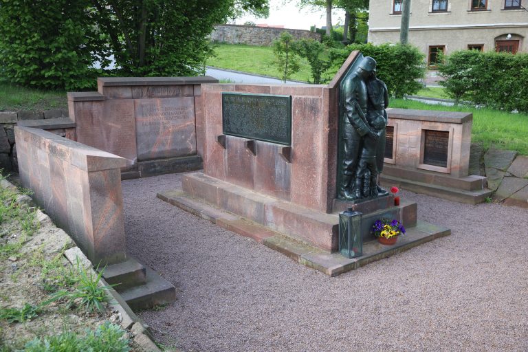 Zu sehen ist das Kriegerdenkmal in Mühlau, das aus Rochlitzer Porphyrtuff besteht.