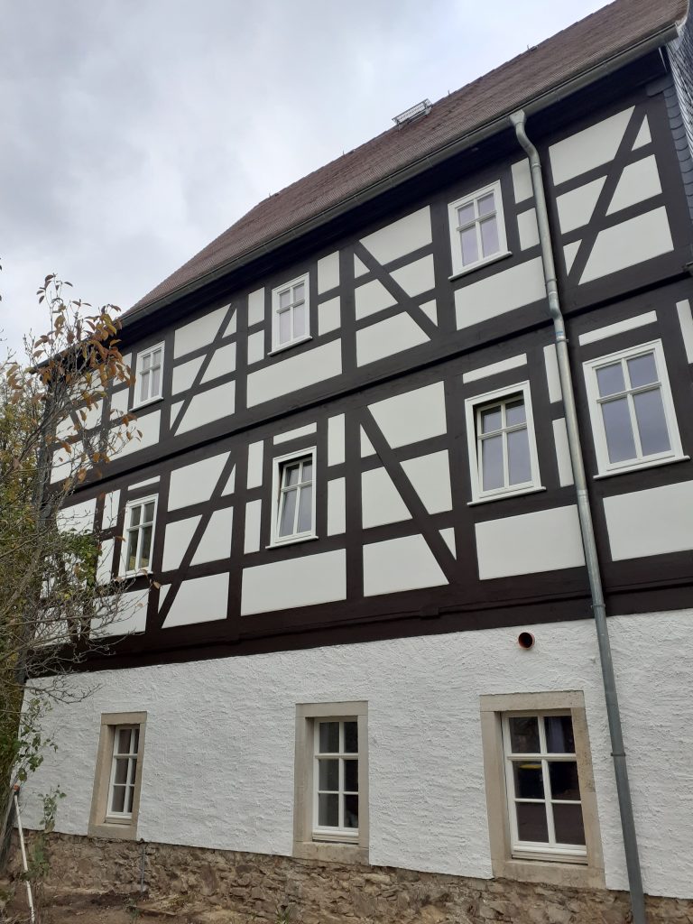 Zu sehen ist das Pfarrhaus in Niedersteinbach. Es ist ein Fachwerkhaus.