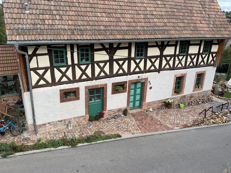 Zu sehen ist ein hübsch saniertes Fachwerkhaus.