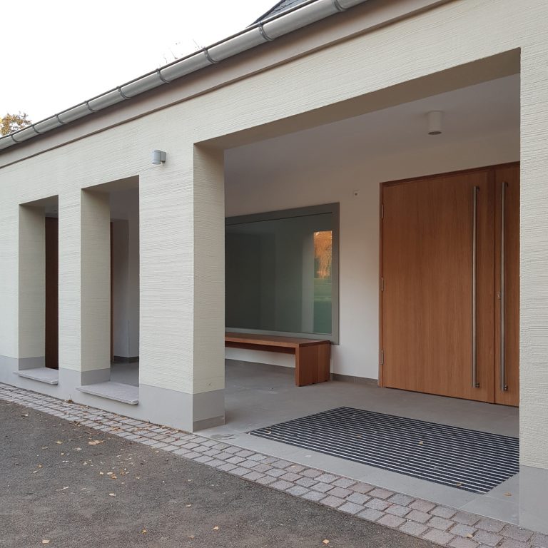 Zu sehen ist der modernisierte Eingangsbereich der Friedhofskapelle Wechselburg.