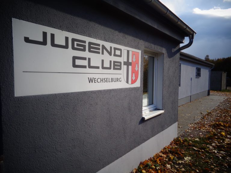 Zu sehen ist die sanierte Fassade mit der Aufschrift "Jugendclub Wechselburg".