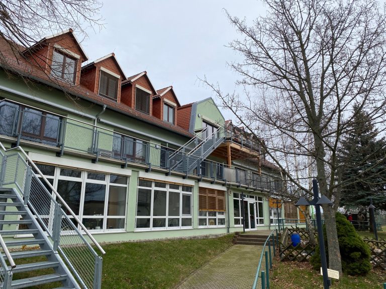 Zu sehen ist die frisch sanierte, ehemalige Schule, die jetzt Wohnungen für Senioren bereithält.