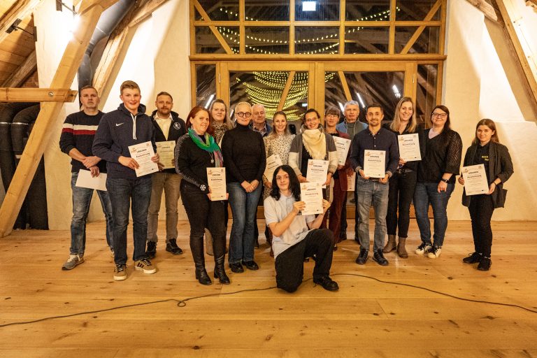 Die Teilnehmer des 8. Ideenwettbewerbs haben sich für ein Gruppenbild aufgestellt.